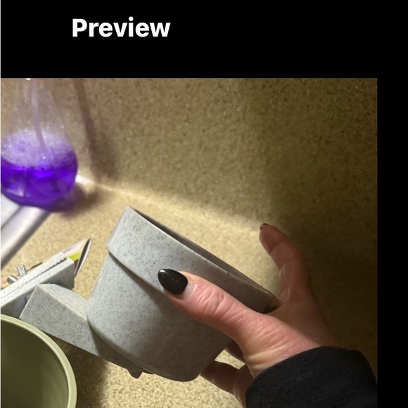 Locking Small Animal Food Bowl - Picture 1 of 2